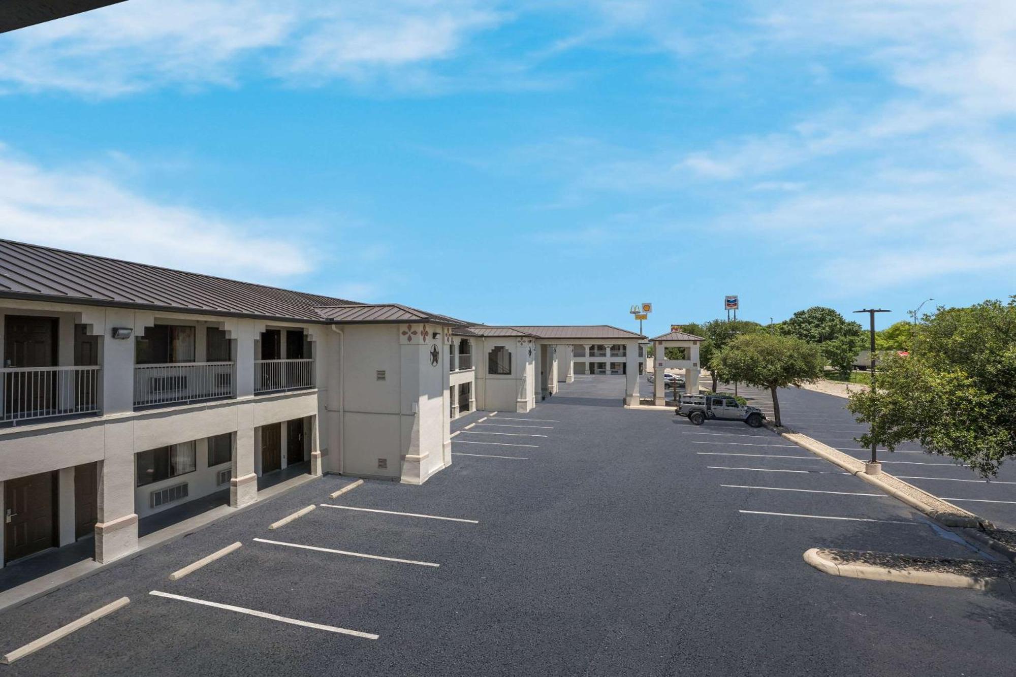 Quality Inn & Suites ジャンクション エクステリア 写真
