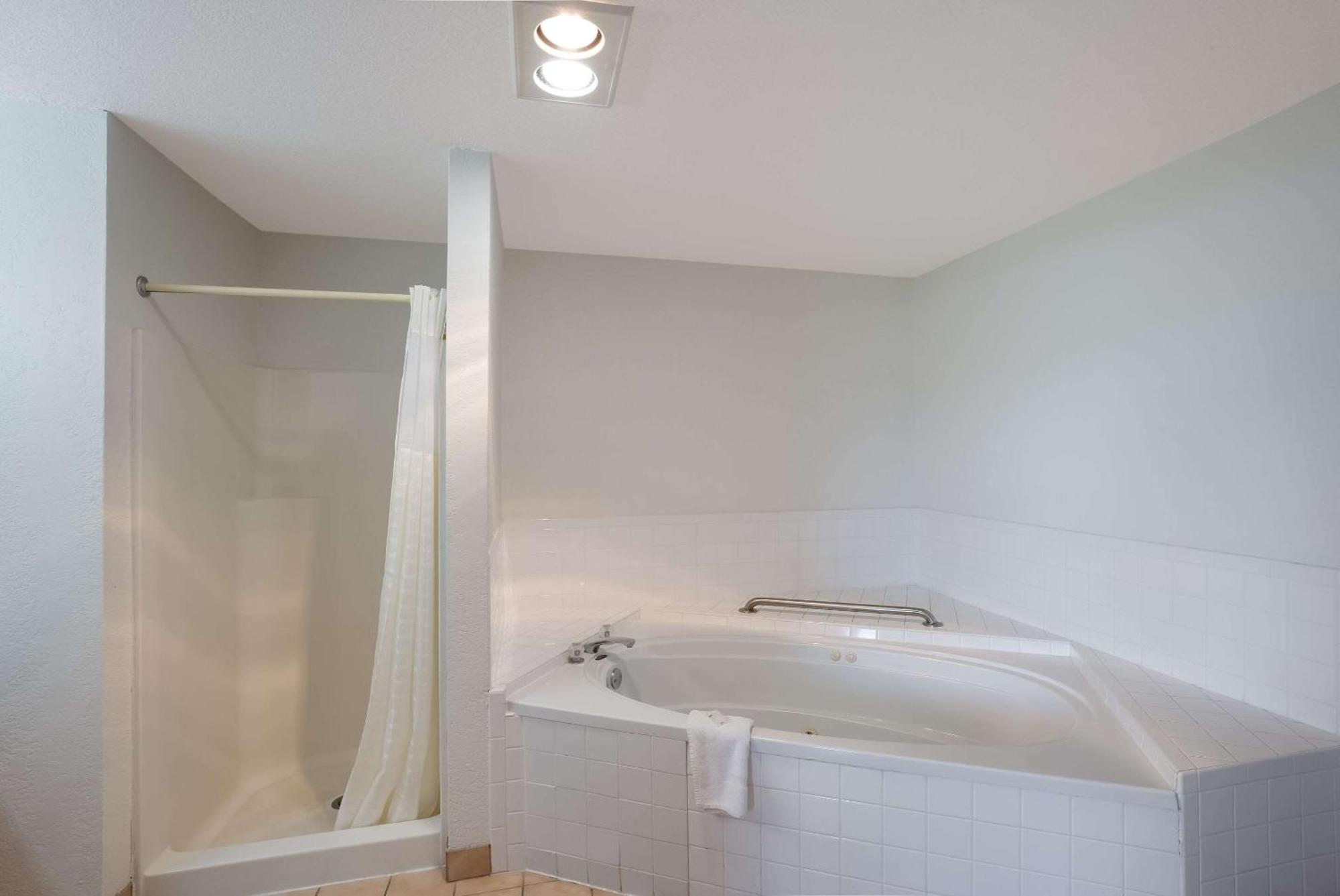 Quality Inn & Suites ジャンクション エクステリア 写真